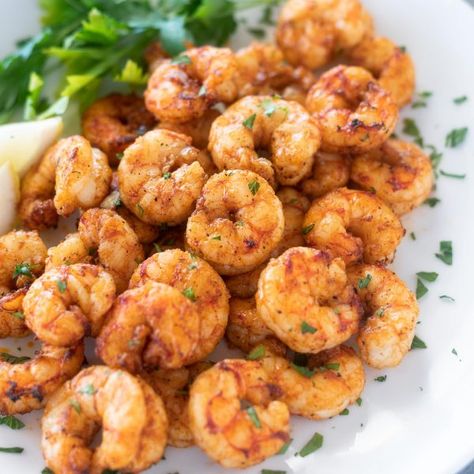 Air Fryer Shrimp is juicy, flavorful and includes just 4 ingredients! It's an easy dinner or appetizer that's ready in 10 minutes! #shrimp #airfryer #easyrecipes Easy Air Fryer Shrimp, Air Fryer Recipes Salmon, Dinner Shrimp, Salad Taco, Cooked Shrimp Recipes, Air Fryer Shrimp, Taco Filling, New Air Fryer Recipes, Cooked Shrimp