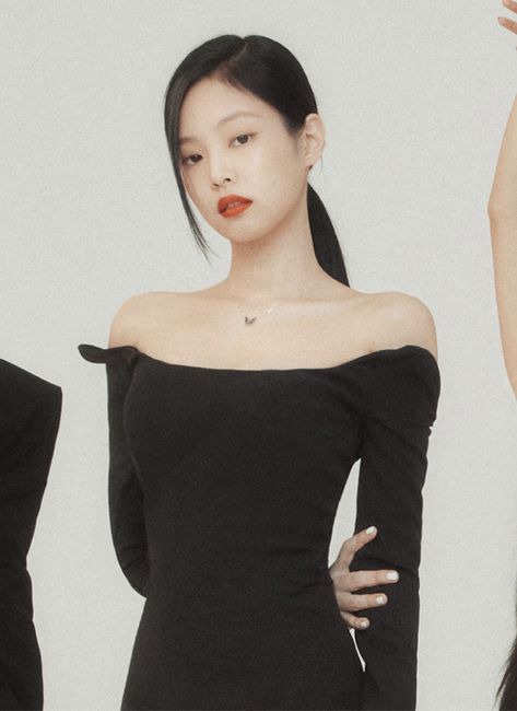 Jennie Shoulders Aesthetic, Jennie Kim Shoulders, 90 Degree Shoulders Aesthetic, 90 Degree Shoulders, How To Get Slim, Daily Makeup Routine, Ruby Jane, Vogue Covers, Barbara Palvin