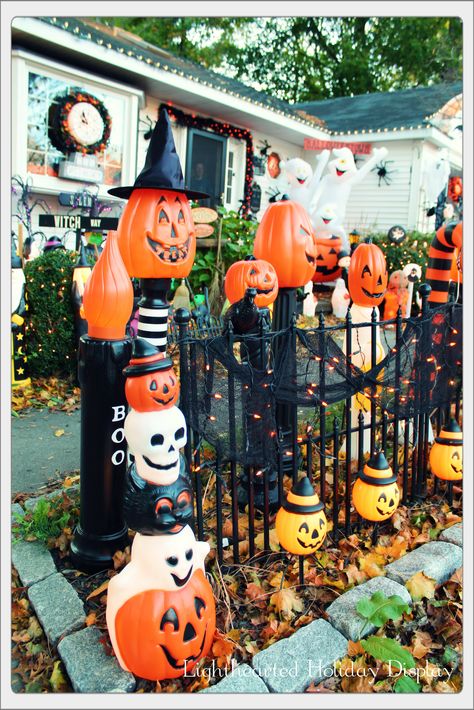 Collection of new and repurposed blowmold Halloween posts at the entrance to our yard haunt. By Angel Grant Folklore Fall, 90s Halloween Party, Retro Halloween Decorations, Nostalgic Halloween, Fall Feeling, Halloween Blow Molds, Halloween Outside, Easy Diy Halloween Decorations, Halloween Decorations Outdoor