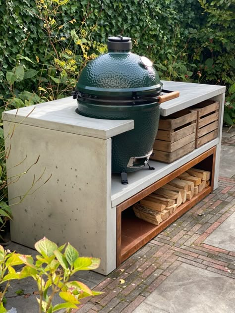 Modulaire buitenkeuken beton met Cortenstaal houtopslag. Bge Outdoor Kitchen, Concrete Grill Station, Outdoor Kitchen Green Egg, Outdoor Grill Ideas, Green Egg Outdoor Kitchen, Big Green Egg Outdoor Kitchen, Bbq Place, Big Green Egg Table, Concrete Outdoor Kitchen