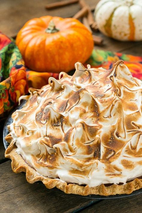 Pumpkin Meringue Pie Pumpkin Pie Meringue, Pumpkin Pie With Meringue Topping, Pumpkin Meringue Pie, Merangue Pie, Pumpkin Meringue, Brown Sugar Meringue, Thanksgiving Desserts Pie, Thanksgiving Pie Recipes, Cheesecake Oreo