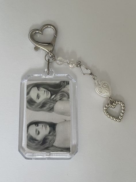 Handmade Lana del Rey Ultraviolence Double Sided Keychain If you have any questions let me know!! ఌ Photos can be changed, send me the photo and I'll put it on the keychain! <3 Lana Del Rey Ultraviolence double sided keychain, homemade!! Please let me know if you are interested <3 Lana Del Rey Keychain, Margaret Lana Del Rey, Lana Del Rey Gift Ideas, Keychain Homemade, Lana Merch, Lana Del Rey Ultraviolence, Lana Rey, Lana Del Ray, Girly Accessories