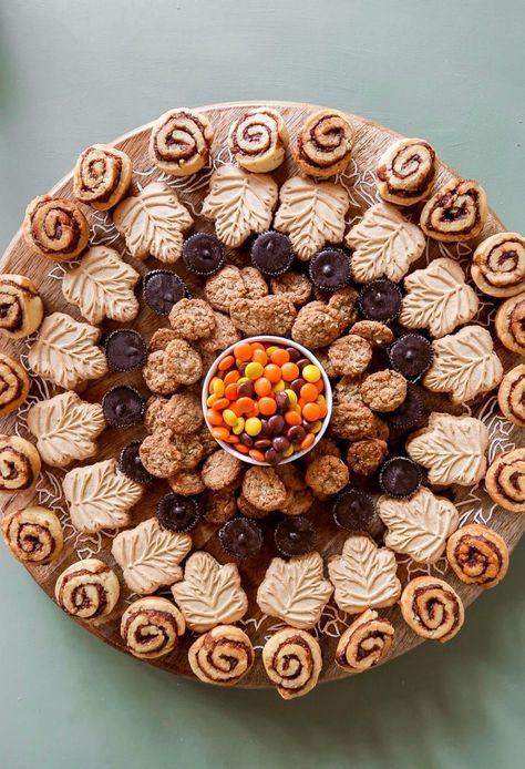 Lazy Susan Fall Dessert Board #falldessertboard #dessertboard #falldessert #lazysusan Fall Dessert Board, Dessert Charcuterie Board Ideas, Easy Homemade Chili Recipe, Easy Homemade Chili, Dessert Charcuterie Board, Maple Leaf Cookies, Dessert Charcuterie, Homemade Chili Recipe, Mini Cinnamon Rolls