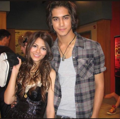 Besties 4 Life 👫🤪💎 @jogia @victoriajustice #avanjogia #victoriajustice #beckoliver #torivega #victorious #victoriousforever | Instagram Avan Jogia Victorious, Robbie Victorious, Tori And Beck, Victorious Tori, Victorious Nickelodeon, Beck Oliver, Victorious Cast, Tori Vega, Avan Jogia