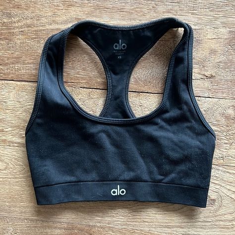 ALO Yoga Seamless Ribbed Bra Alo Yoga Gym Shorts, Sports Attire, Wardrobe Makeover, Miss Match, Gym Fits, Workout Fits, Cool Fits, Alo Yoga, Yoga Wear