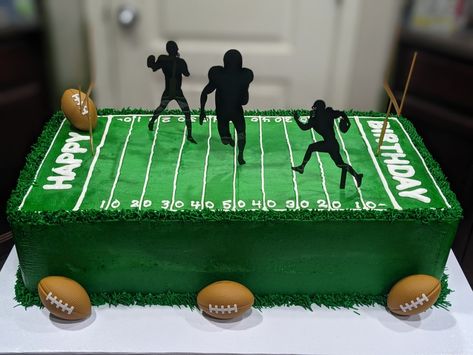 Football Field Birthday Cake, Simple Football Cake, Football Birthday Cakes, Football Cake Ideas, Football Party Cake, Football Field Cake, Grad Dinner, Football Cakes, Football Birthday Cake