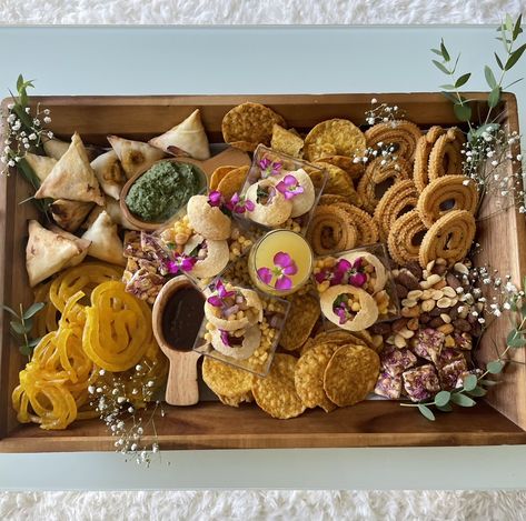 Indian Food Catering Ideas, Chai Charcuterie Board, Indian Breakfast Party Ideas, Indian Sweet Platter, Indian Food Board Ideas, Charcuterie Board Indian Food, Indian Food Party Table, Diwali Sweets Packaging Ideas, Diwali Food Board