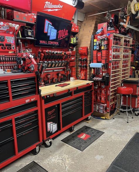 Modern Garage Design, Garage Aesthetic, Milwaukee Tool Box, Lampe Steampunk, Garage Workshop Layout, Garage Storage Inspiration, Garage Workshop Plans, Garage Organisation, Farmhouse Garage