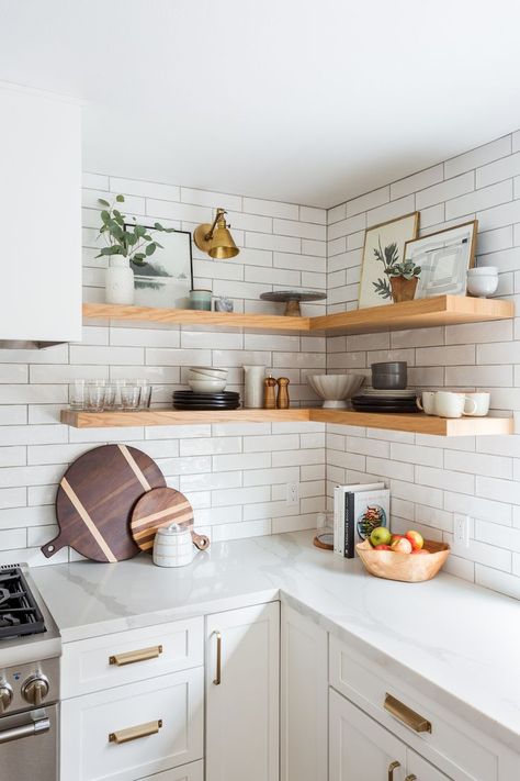 California Kitchen Remodel with Subway Tile & Open Shelving Model Dapur, Subway Tile Kitchen, White Modern Kitchen, Kitchen Trends, Decor Minimalist, Kitchen Shelves, Counter Top, Subway Tile, Kitchen Style