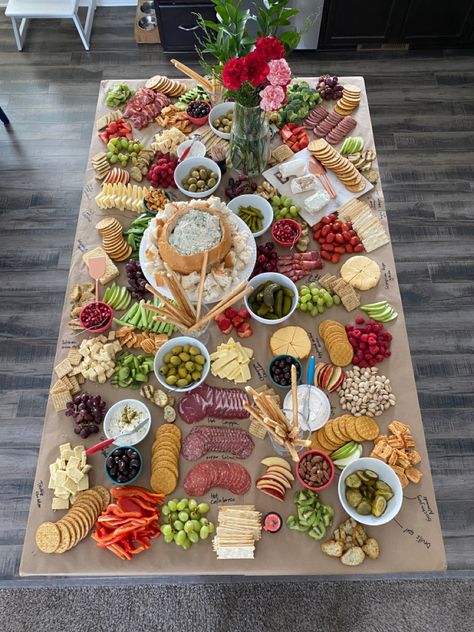 Small Charcuterie Table, Charcuterie Baby Shower Ideas, Easy Grazing Table, Baby Shower Grazing Table Ideas, Simple Grazing Table, Baby Shower Grazing Table, Charcuterie Table Ideas, Breakfast Grazing Table, Christmas Grazing Table