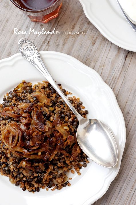 Rosa's Yummy Yums: MUJADDARA BURGHUL (LENTIL AND BULGUR PILAF) - PILAF AUX LENTILLES ET AU BOULGOUR & AN EDIBLE MOSAIC BOOK REVIEW Lentil Pilaf, Bulgur Pilaf, Eastern Cuisine, Lebanese Recipes, Cooking Basics, Middle Eastern Recipes, Meatless Monday, Best Dishes, Vegetable Dishes