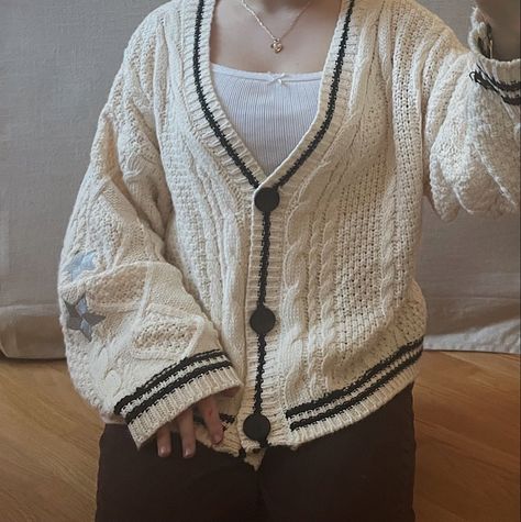 Folklore Cardigan Aesthetic, Jumper Aesthetic, Cardigan Aesthetic, White Cardigan Outfit, Aesthetic Cardigan, Cardigan With Jeans, Folklore Cardigan, Brown Pleated Skirt, Folklore Aesthetic