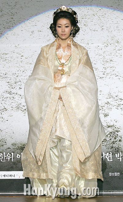 Drama Jamyunggo. Korean Traditonal Clothes of Goguryeo(BC37-AD668)  #hanbok White Hanbok, Korean Costume, Song Joongki, Hanbok Traditional, Modern Costumes, Korean Traditional Dress, Korean Hair, Korean History, Korean Hanbok