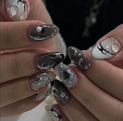 Black Grey And White Nails Art Designs, Black And White Chrome Nails, Black White Silver Nails, Black White And Silver Nails, White And Black Nails, Black Silver Nails, Sliver Nails, Grey Nail Art, White Chrome Nails