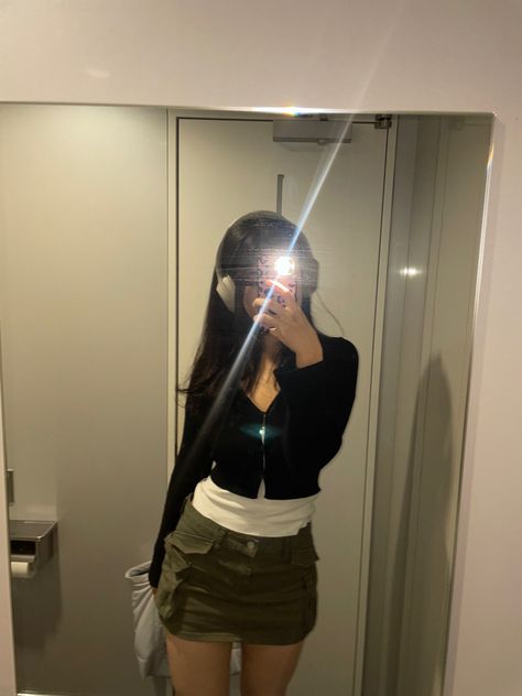 cargo skirt black cardigan mirror selfie Green Cargo Skirt Outfits Y2k, Button Up Denim Skirt Outfit, Winter Cargo Skirt Outfit, Cargo Skirt With Tights, Gray Cargo Skirt Outfit, Acubi Style Skirt, Y2k Cargo Skirt, Green Denim Skirt Outfit, Denim Cargo Skirt Outfit