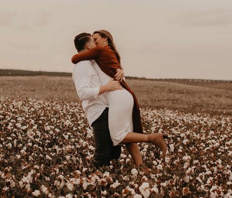 Cotton Engagement Pictures, Cottonfield Photoshoot, Cotton Field Photography Family, Cotton Field Photography, Fall Couple Photos, Fall Couple, Field Photography, Cotton Fields, Family Poses