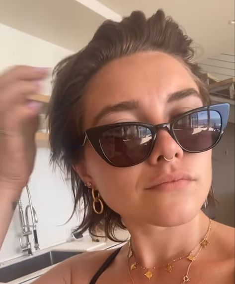 Florence Pugh Icons, Florence Pugh, Gold Stars, Florence, A Woman, Sunglasses, Stars, Hair, Gold