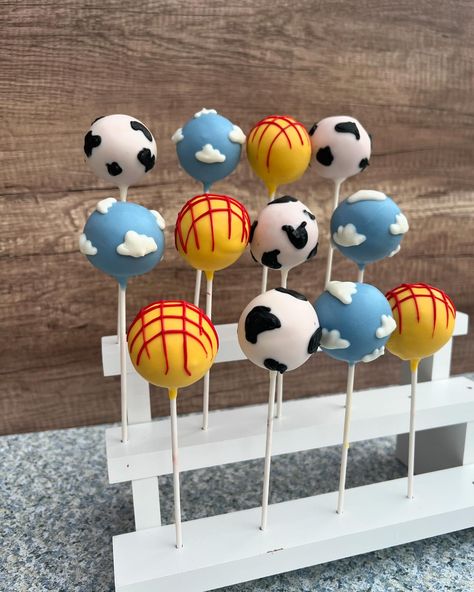 Cake pops for Toy Story theme. #cakepops #paletasdepastel #chocolatediptreats #toystorytreats #cakepopstagram #angiesweetcreations Toy Story 1st Bday, Forky Cakepops, Toy Story 4th Birthday Cake, Toy Story Cakesicles, Toy Story Treat Table, Toy Story Dessert Ideas, Diy Toy Story Cake, Toy Story Treats Ideas, Toy Story Desserts