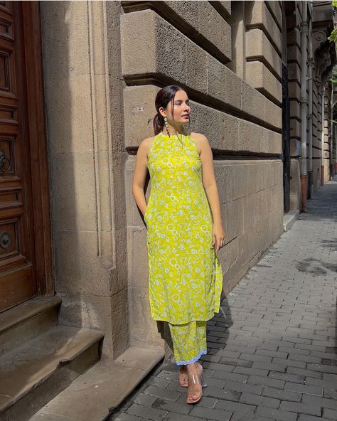 Indian Dress Neck Designs, High Neck Sleeveless Kurti, Yellow Sleeveless Kurti, Slevlessdesine Kurti, Sleeveless Design For Kurtis Latest, Basic Kurti Designs, Cotton Dress Stitching Designs, Halter Neck Cotton Dress, Halter Neck Short Kurti