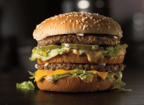 McDonalds big mac Cheeseburger Mcdonalds, Mcdonalds Calories, Burger Sauces Recipe, 1000 Calorie, Mcdonald Menu, Chicken Honey, Big Burgers, Fast Food Places, Double Cheeseburger