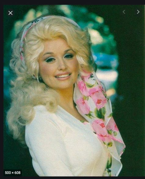 Dolly Parton thriving, as usual, in her 20s Dolly Parton Costume, Dolly Parton Pictures, Rock N’roll, Hello Dolly, Country Singers, Dolly Parton, Our Lady, Bad Boy, Look Cool