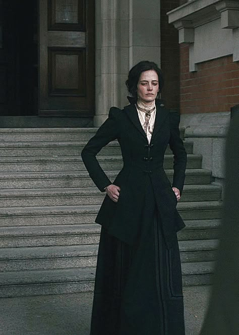 (65) periodcostumefantasylover na Tumblrze: Vanessa Ives black skirt & jacket & her white blouse in Penny Dreadful 1x02 Dark Green Skirt Outfit, Gothic Librarian, Victorian Librarian, Detective Aesthetic Outfit, Black Victorian Dress, Black Jacket Outfit, Villain Dresses, Vanessa Ives, Dark Victorian