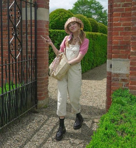 Marzia Bisognin Style, Marzia Kjellberg, Marzia Bisognin, Gardening Tips And Tricks, Farmer Outfit, Dr Martens Outfit, Connection To Nature, Farm Clothes, Gardening Outfit