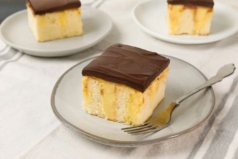 Boston Cream Poke Cake Recipe - Swans Down Cake Flour Tiktok Cookies, Reese's Cheesecake, Pan Tacos, Oreo Cakes, Pie Balls, Buckeye Bars, Cream Poke Cake, Tiger Butter, Boston Cream Poke Cake