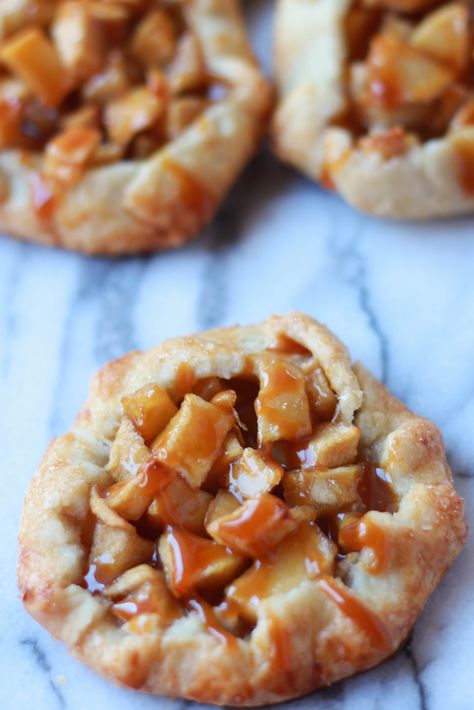 apple pies 1 Mini Caramel Apple Pies, Mini Carmel Apples, Caramel Apple Pies, Apple Tartlets, Celebrating Sweets, Mini Pie Recipes, Traditional Apple Pie, Mini Caramel Apples, Apple Desserts Easy