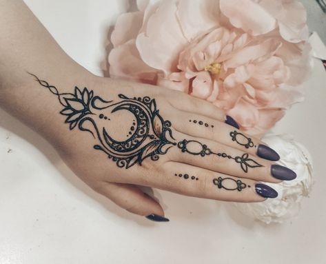 Girly Hand Tattoos, Henna Style Tattoos, Henna Inspired Tattoos, Henna Ideas, Henna Tattoo Hand, Henna Tattoo Designs Hand, Simple Henna Tattoo, Modern Henna Designs, Latest Henna Designs