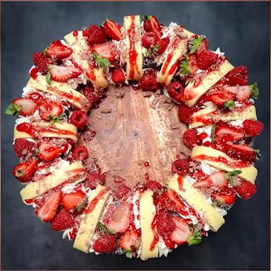 Christmas Wreath Dessert, Wreath Dessert, Tigga Mac, Vegan Sweets Recipes, Flake Chocolate, Vegetarian Recipes Dessert, Vegetarian Sweets, Xmas Desserts, Vegetarian Desserts