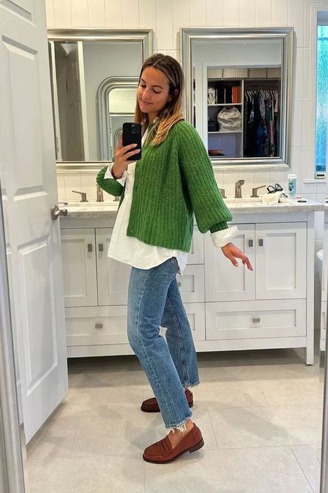 Chunky Cardigan Work Outfit, Plus Size New England Fashion, Fall Nice Outfit, Feminine Cozy Outfit, Teacher Chic Outfit, Spring Cozy Outfits, Cardigan Green Outfit, Casual Cool Outfits Women, Linen Pants Street Style