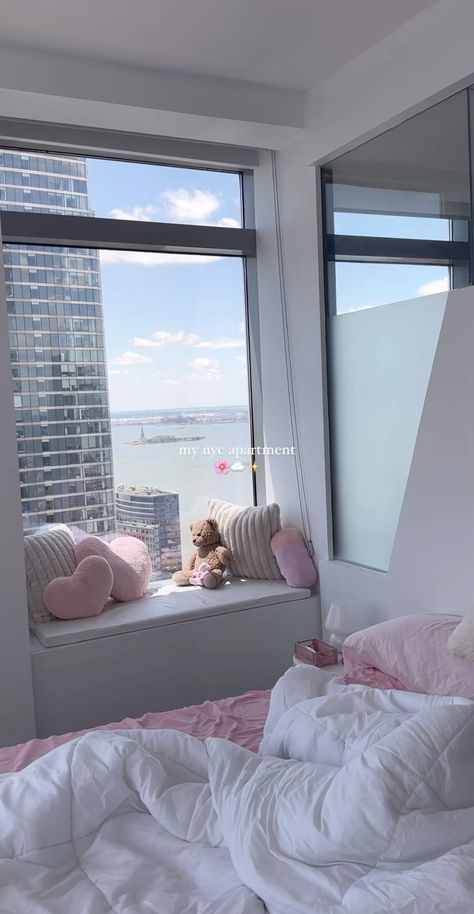 Aesthetic Penthouse Bedroom, New York Aesthetic Bedroom, New York Room Aesthetic, New York Bedroom Aesthetic, Nyc Room Aesthetic, Aesthetic Nyc Apartment, Nyc Bedroom, New York Bedroom, Dream Apartment Decor