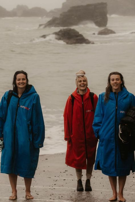 dryrobe® ambassadors on the beach in dryrobes smiling by the sea Benefits Of Cold Water, Cold Water Swimming, Swim Inspiration, Cold Water Benefits, Morning Swim, Wild Waters, Wild Swimming, St Agnes, Water Swimming