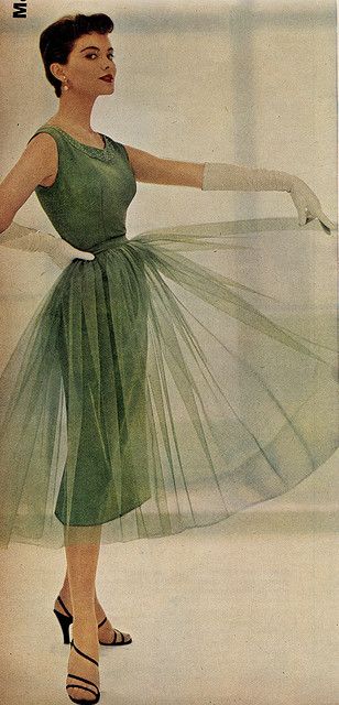 Love this color green.  I had this waistline, mmm,  when I was twelve! 1950s Clothes, Vestidos Pin Up, 30s Dress, Green Board, Fashion 50s, Fashion 1940s, Vintage Fashion 1950s, Vintage Ideas, Fifties Fashion