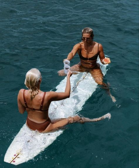 Surfer girls longboard aesthetic Surf Vibes Aesthetic, Longboard Aesthetic, Longboard Surfing, Surfer Lifestyle, Life In Paradise, Surf Coffee, Surfing Aesthetic, California Surfer, Surf Swimwear