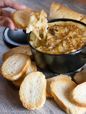 Brie Cheese Recipes, Toasted Baguette, Appetizer Sandwiches, Brie Recipes, Baked Cheese, Creole Recipes, Caramelized Onion, Strawberry Salad, Baked Brie