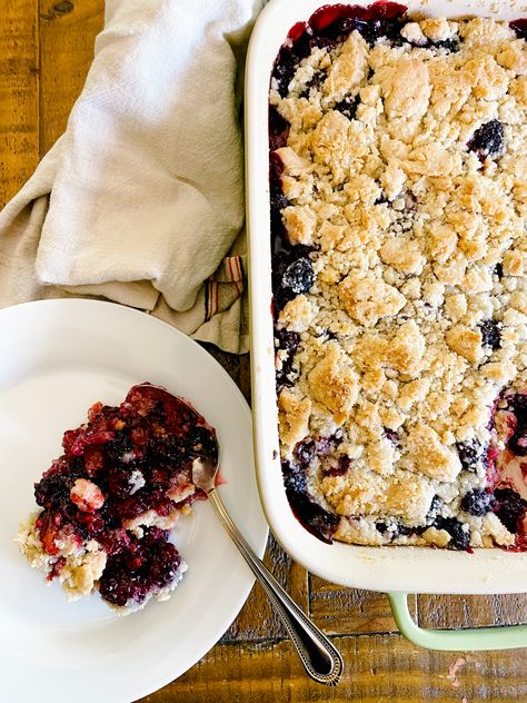 This amazingly delicious Blackberry Cobbler is vegan and gluten free! Summertime favorite! Vegan Blackberry Cobbler, Gluten Free Blackberry Cobbler, Vegan Cobbler, Gluten Free Cobbler, Blackberry Cobbler Recipe, Berry Cobbler, Blackberry Cobbler, Fruit Cobbler, Blueberry Cobbler