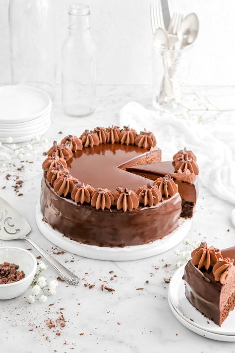 Chocolate Mirror Glaze Cake, Dark Chocolate Mousse Cake, Mousse Cake Decoration, Strawberry Chocolate Chip Cookies, Chocolate Cream Puff, Chocolate Mirror Glaze, Molten Chocolate Lava Cake, Bakers Table, Dark Chocolate Mousse