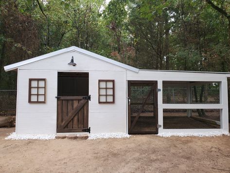 Goat & Chicken House ❤ Chicken Pen Designs, Ducks And Goats Together, Chicken Coop Dog House, Cute Goat Shed, Goat Coop Ideas, Cute Goat House, Goat And Chicken House, Chicken And Goat House, Modern Goat House