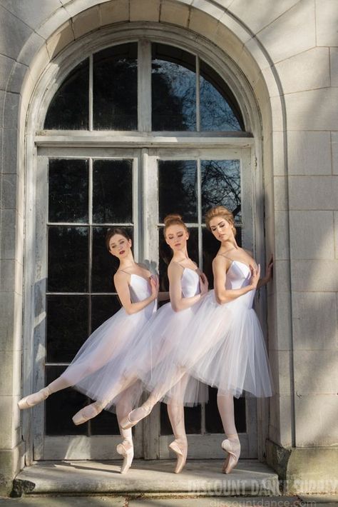 Dance Photo Shoot, Ballet Pictures, Ballet Beauty, Dance Photography Poses, Ballet Poses, Ballet Inspiration, Swing Dancing, 파티 드레스, Ballet Photos