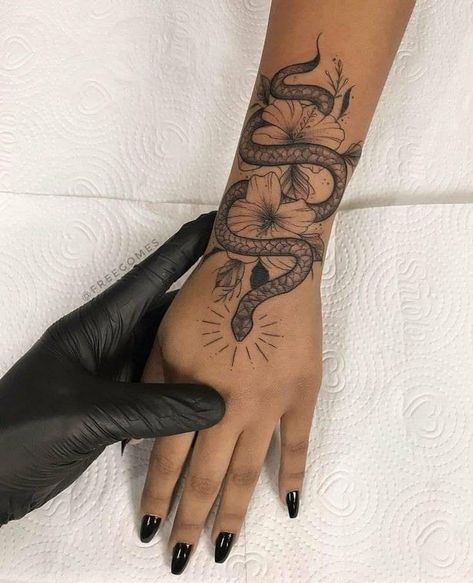 Snake And Flowers Tattoo, Design Tatuaje, Backpiece Tattoo, Snake Tattoo Design, Forarm Tattoos, Forearm Tattoo Women, Red Ink Tattoos, Dope Tattoos For Women, Stylist Tattoos