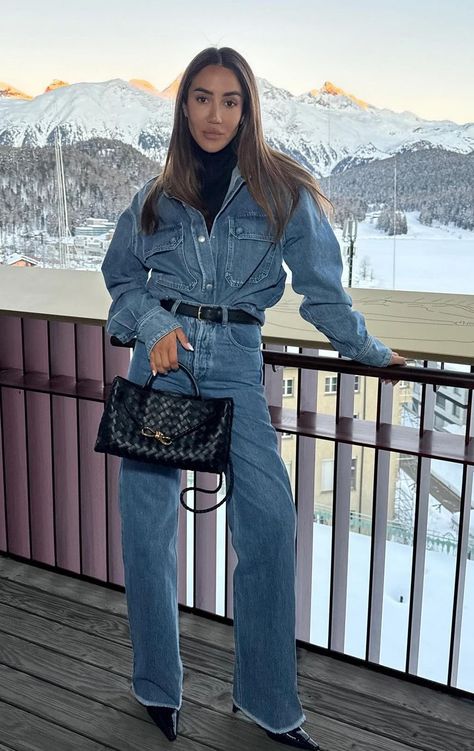 Winter Denim On Denim Outfit, Tv Interview Outfit, Light Blue Denim Outfit, Denim Jumpsuit Outfit Winter, Demin On Denim Outfit, Shirt Outfit Winter, Jumpsuit Ootd, Denim Jumpsuit Outfit, Madrid Outfits