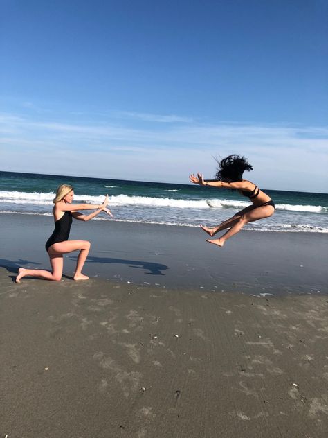 Beach Photo! Cool Beach Photos With Friends, Funny Beach Photo Ideas, Beach Pictures Poses 3 Friends, Beach Floaties Aesthetic, Beach Poses With 3 Friends, Bff Beach Photos, Beach Poses Best Friends, Friends Beach Poses, Pictures To Take With Your Best Friend At The Beach