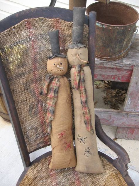 Diy Primitive Christmas, Fabric Snowmen, Crafts Christmas Diy, Rustic Christmas Crafts, Christmas Diy Crafts, Primitive Christmas Crafts, Primitive Christmas Ornaments, Primitive Country Christmas, Snowman Couple