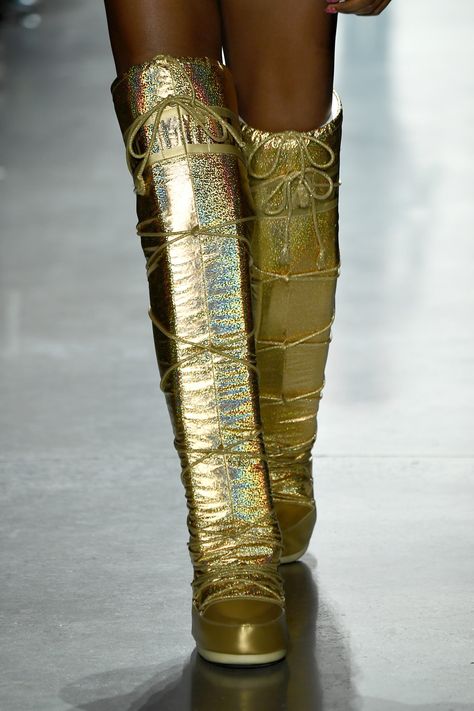 Jeremy Scott moon boots Fall 2018 Gold Moon Boots, Ski Trip Clothes, Boots Moon, Ski Aesthetic, Moon Boot, Big Thing, The Next Big Thing, Jeremy Scott, Moon Boots