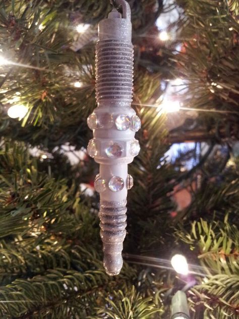 Recycled spark plug Christmas ornament Mechanic Christmas Decorations, Car Themed Christmas Tree, Motorcycle Christmas Decorations, Mechanic Christmas Tree, Spark Plug Crafts, Mechanics Christmas Tree, Christmas Decir, Motorcycle Christmas, Sweet Photo