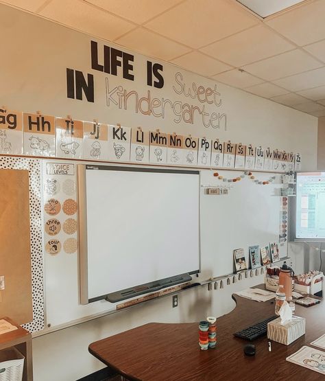 Teaching Kindergarten Aesthetic, Cute Kindergarten Classrooms, Teacher Life Aesthetic, Teacher Room Ideas, Cool Classrooms, Cozy Classroom Ideas, Kindergarten Classroom Decor Ideas, Elementary School Teacher Aesthetic, Kindergarten Teacher Aesthetic