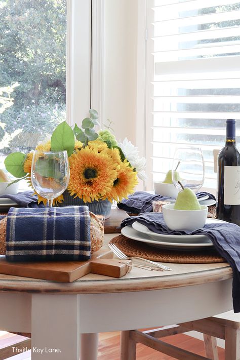 Navy Dining Room Decor, Dining Room Navy, Fall Dining Room Table, Church Picnic, Summer Table Settings, Fall Dining Room, Fall Cottage, Fall Table Centerpieces, Fresh Farmhouse