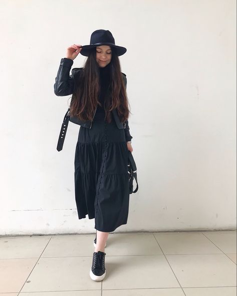 #jewish #modest #fashion #fashionblogger #outfit #outfitoftheday #outfitideas #outfitinspiration #totallblack Jewish Modest Fashion, Synagogue Outfit, Jewish Outfit, Jewish Fashion, Modesty Journey, Jewish Women Fashion, Fashion Modest, Jewish Women, Modest Style